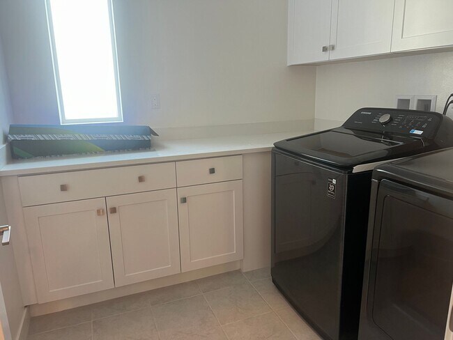 Building Photo - Beautiful furnished 4 bedroom Townhouse!
