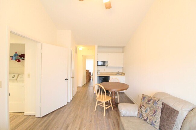 Building Photo - 1466 Bradley Dr