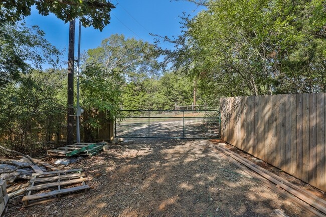 Building Photo - 20690 Pleasant Oaks Dr