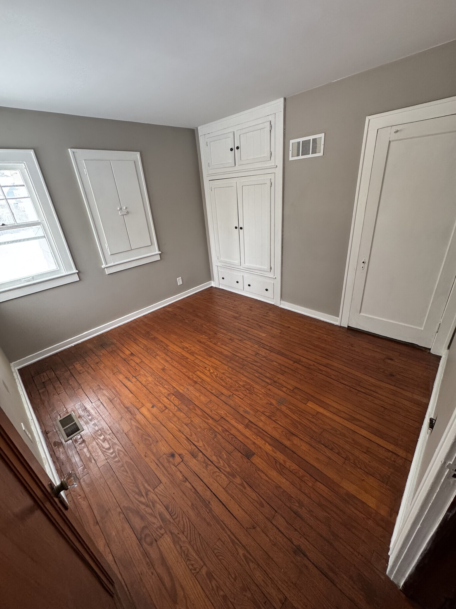 Building Photo - 721 Thomson St