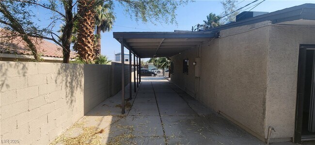 Building Photo - 1608 E McDonald Ave
