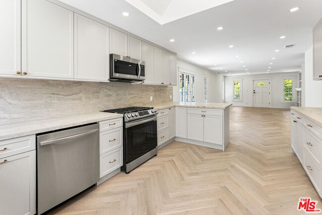 Building Photo - 8916 Ashcroft Ave