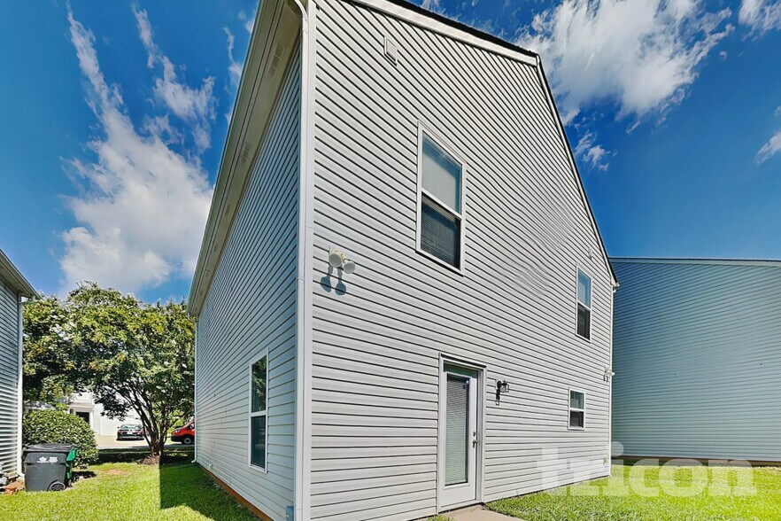 Building Photo - 2624 Stream Bank Dr