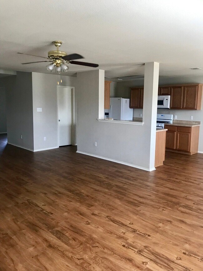 Building Photo - GREAT HOME! GREAT LOCATION