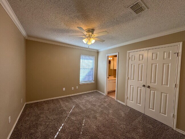 Building Photo - Captivating Home Located in Northwest Corr...