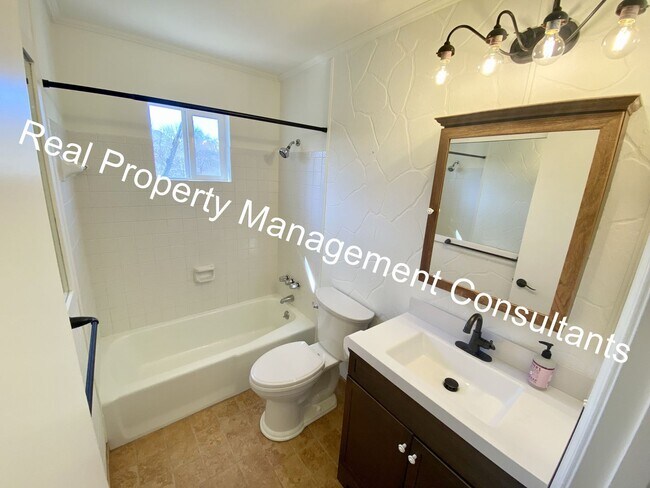 Building Photo - Charming Home in a Country Setting