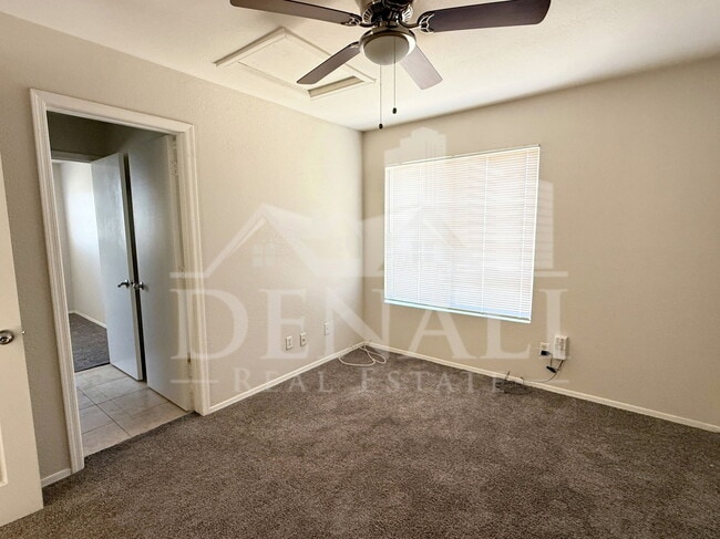 Building Photo - 1274 W Sparrow Ct