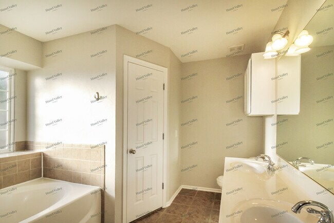 Building Photo - 15945 Katie Ridge Dr