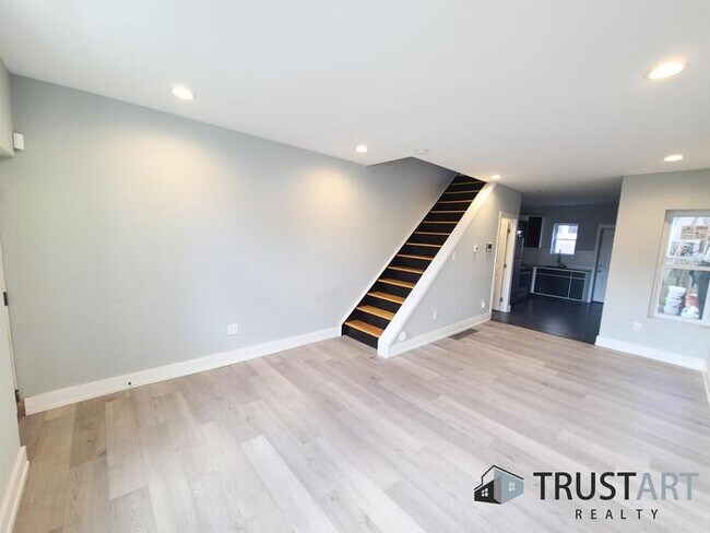 Building Photo - 2 Bedroom house with basement/backyard.