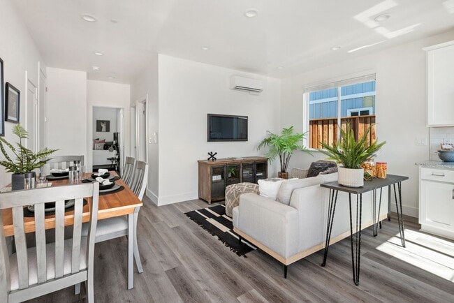 Building Photo - The Vineyards at Dennis Lane upper 2 bed 1 bath town home with vineyard views