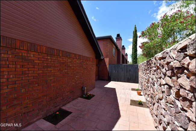 Building Photo - 31 Stratford Hall Cir