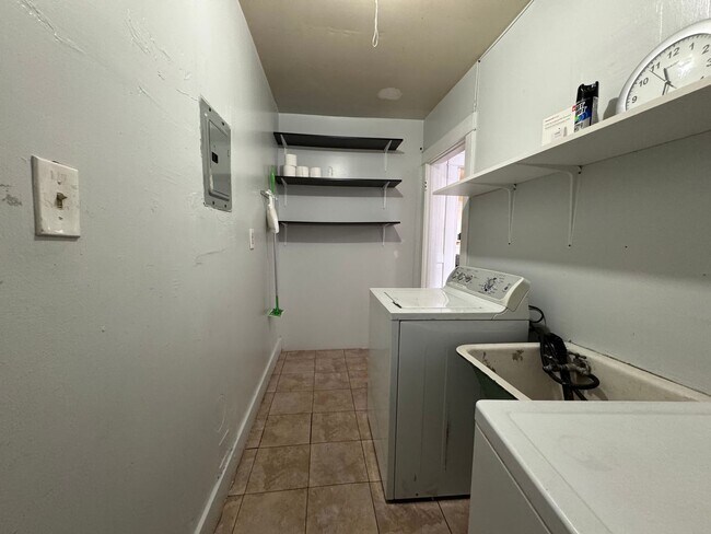 Building Photo - Large centrally located unit with shared yard