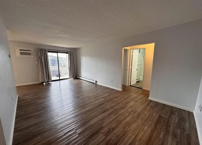 Building Photo - 2 Bedroom 1 Bathroom Condo Heat/Water Paid!