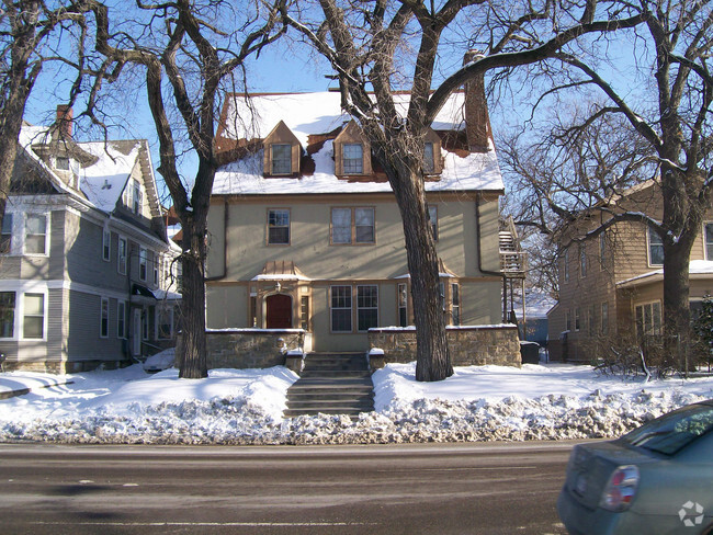 Building Photo - 1009 University Ave SE