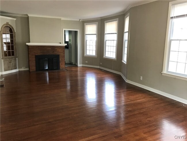 Building Photo - 1801 James St