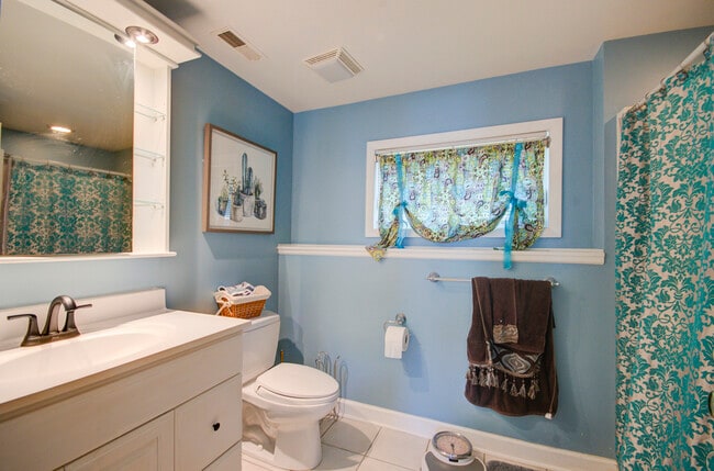 Building Photo - 501 Lincoln Ave