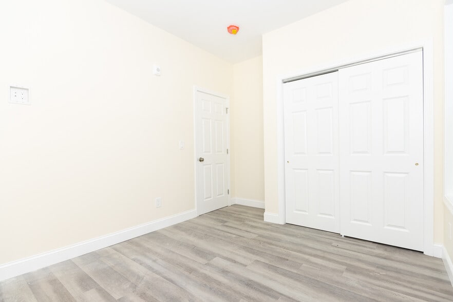 Building Photo - 2 French Ter