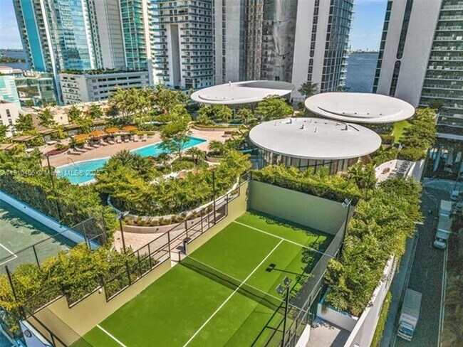 Building Photo - 700 NE 24th St