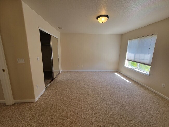 Building Photo - West Longmont 2 story single family home f...