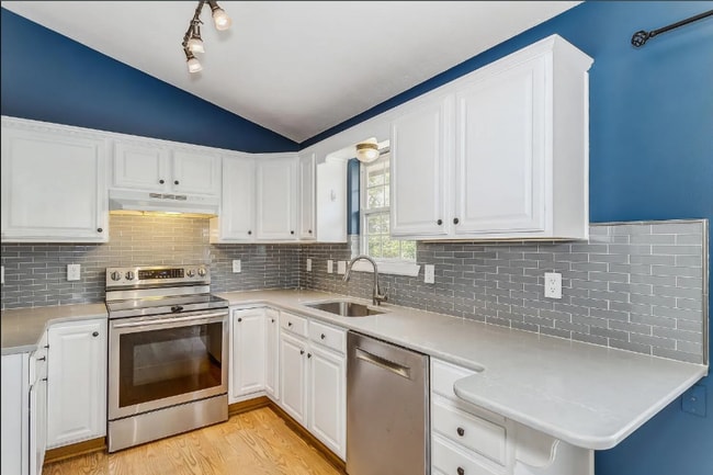 Building Photo - Well maintained 3 bedroom, 3 bath home clo...