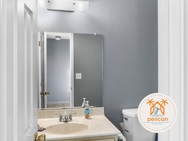 Building Photo - Bright townhome in the heart of Pensacola