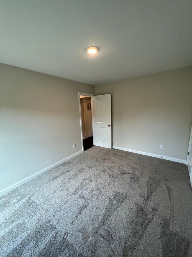 Building Photo - FIRST MONTH'S RENT FREE!