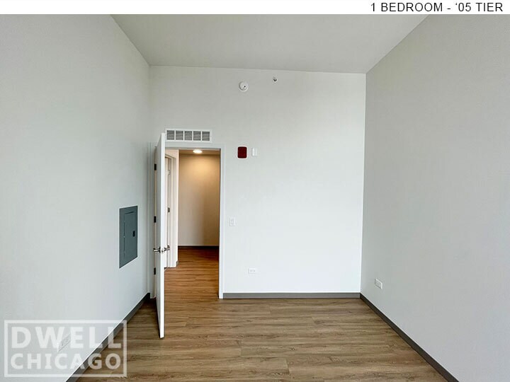 Building Photo - 503 S Damen Ave