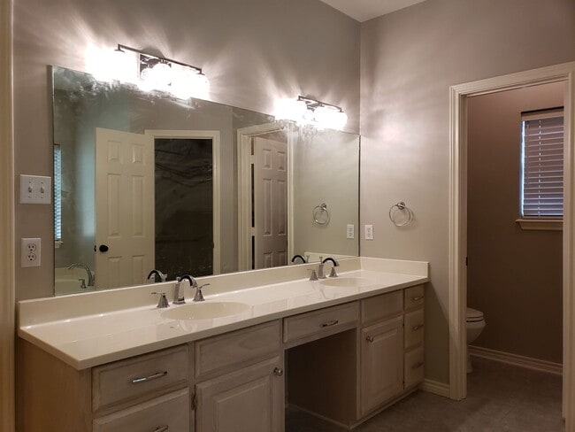 Building Photo - 3106 Lake Forest Dr