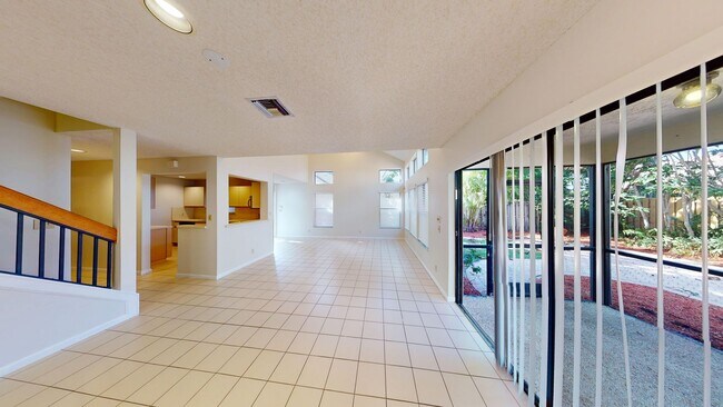 Building Photo - Spacious 3Bed/2.5Bath/Garage Home in Via Verde