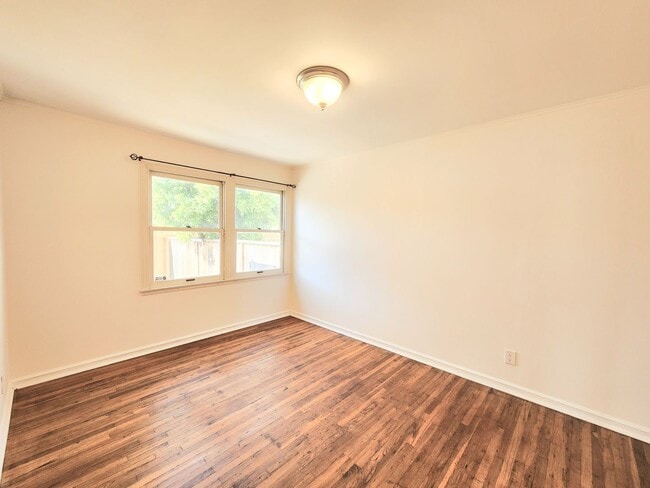 Building Photo - 2 bedroom duplex home