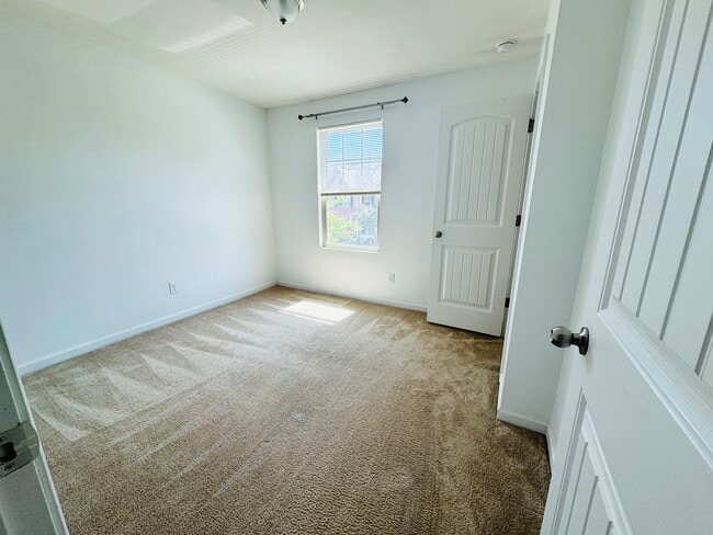Building Photo - 126 Holly Berry Ln