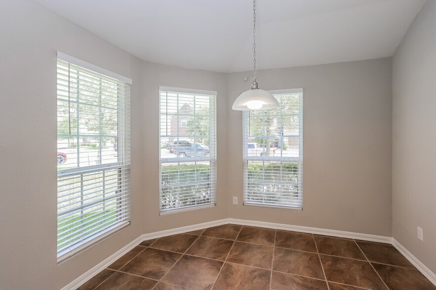 Building Photo - 5202 El Tigre Ln