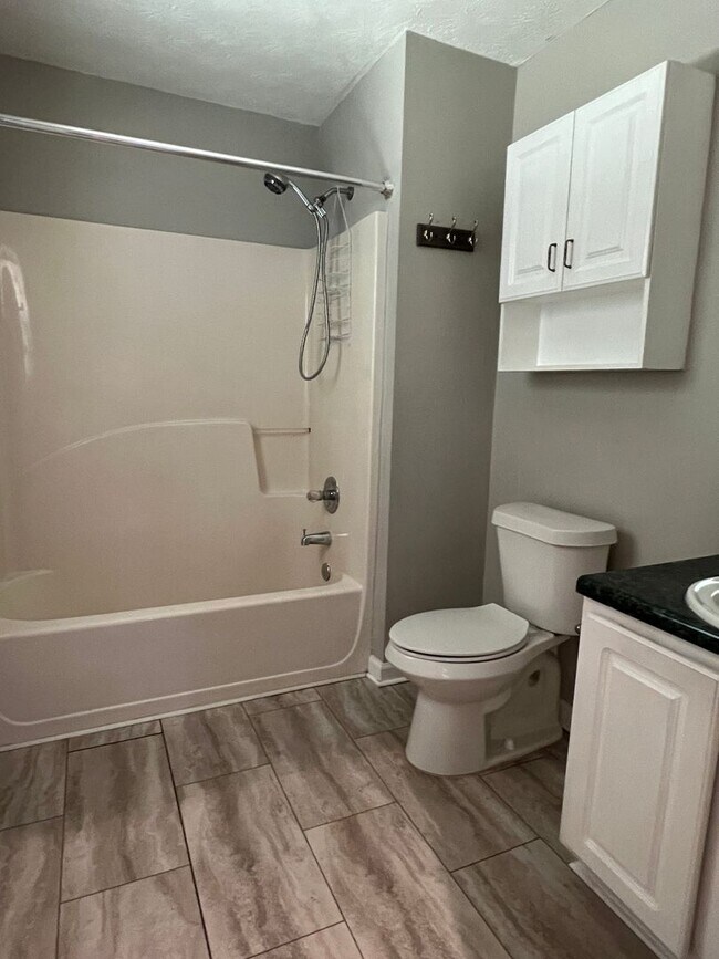 Building Photo - Charming 3 Bedroom 2 Bath home on large lot