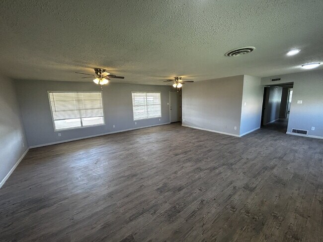 Building Photo - Country Living! Newly Updated 3-bed/2-bath...