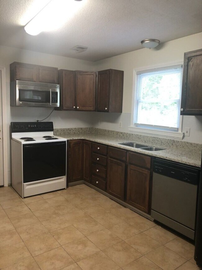 Building Photo - 3 Bed, 2 Bath home in Kings Grant!