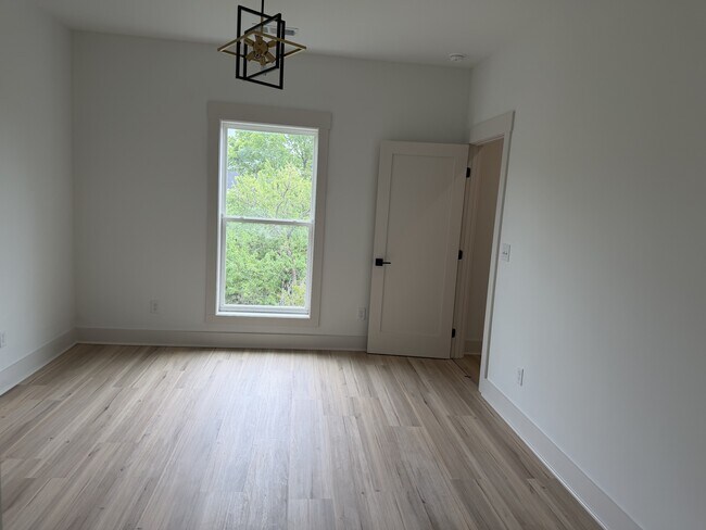 Building Photo - 105 Hart Ln