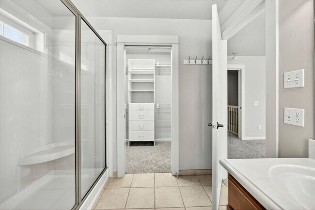 Building Photo - Four bedroom home for lease in the Riverwalk Neighborhood Ashland, Oregon