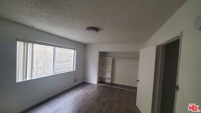 Building Photo - 982 S New Hampshire Ave