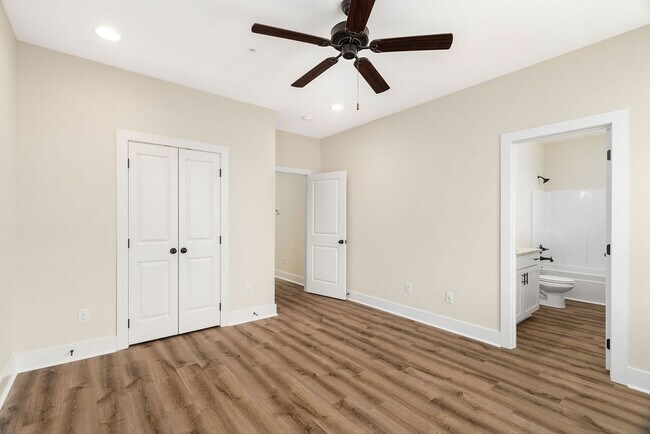 Building Photo - 868 Twin Forks Ave