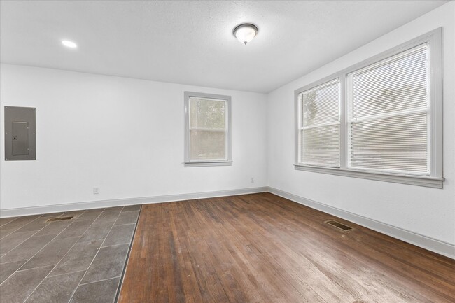 Building Photo - Newly Remodeled Beauty waiting for its fir...
