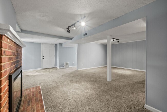 Building Photo - 3 Bedroom Pet Friendly Home For Rent!