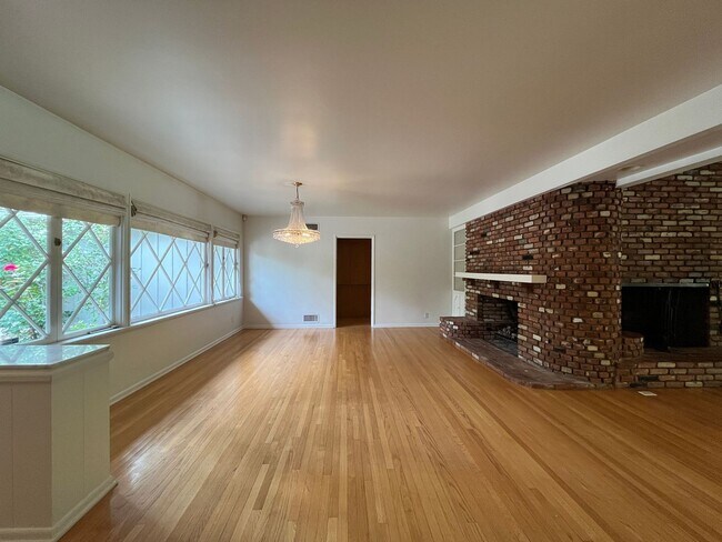 Building Photo - Encino 3+3 w/gated entry, pool + solar panels!