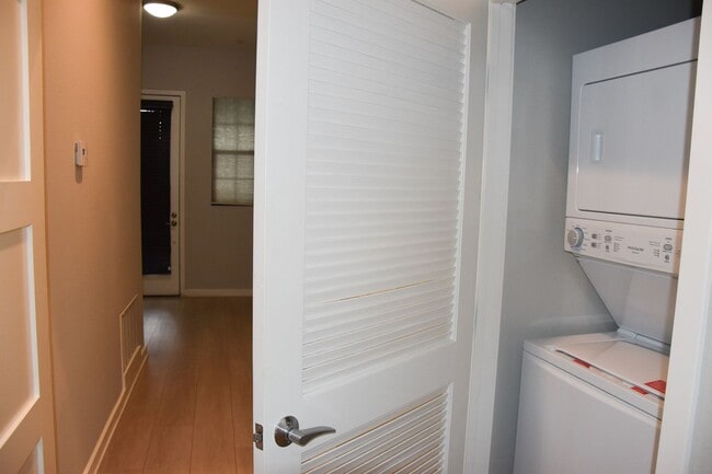 Building Photo - 507 W Maple Ave