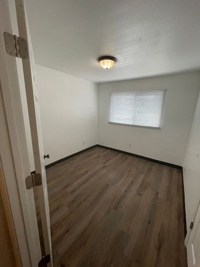 Building Photo - 595