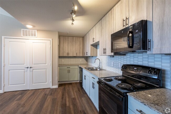 Building Photo - 3300 Oak Creek Dr