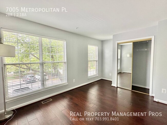 Building Photo - Gorgeous End Unit- Steps To Metro!