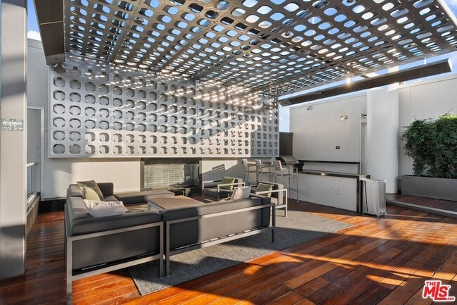 Building Photo - 6250 Hollywood Blvd