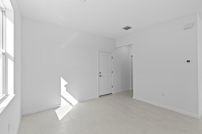 Building Photo - 4404 Longwood Lk Sq