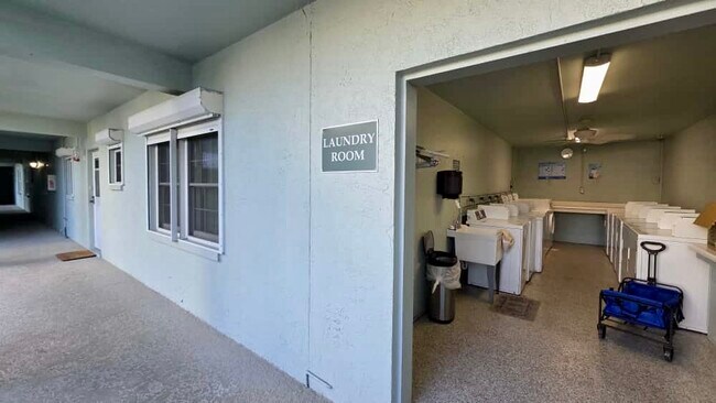 Building Photo - 701 Poinsettia Rd