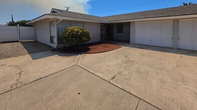 Building Photo - Two Bedroom Two Bathroom Duplex in Hemet!